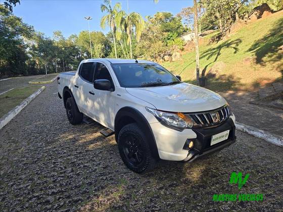 MITSUBISHI L200 TRITON 2.4 16V TURBO DIESEL OUTDOOR GLS CD 4X4 AUTOMÁTICO MITSUBISHI L200 TRITON 2.4 16V TURBO DIESEL OUTDOOR GLS CD 4X4 AUTOMÁTICO